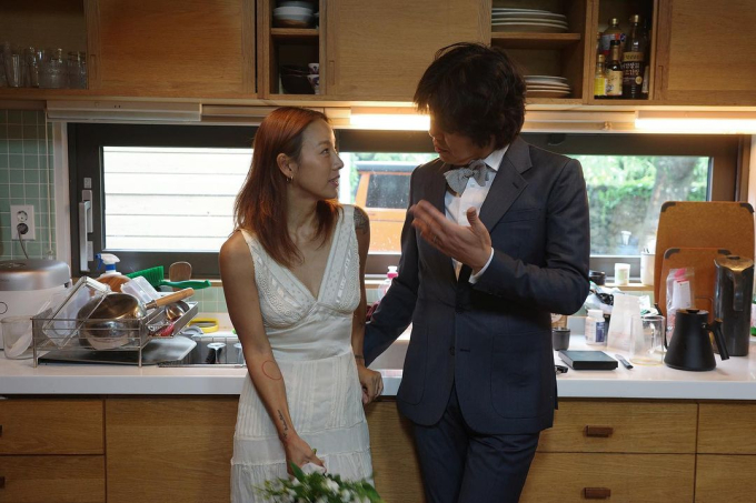 Lee Hyori và ông xã chọn ghi lại những khoảnh khắc bình dị trong cuộc sống của họ, thay vì chụp 1 bộ ảnh kỷ niệm ngày cưới hoành tráng và lộng lẫy