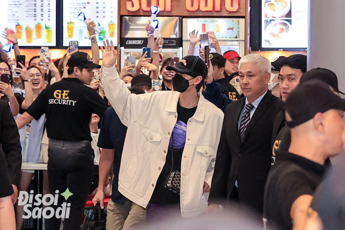 Netizen nhanh chóng soi ra đích thân vệ sĩ kiêm diễn viên đình đám Tùng Yuki đến sân bay tháp tùng bộ đôi D&E