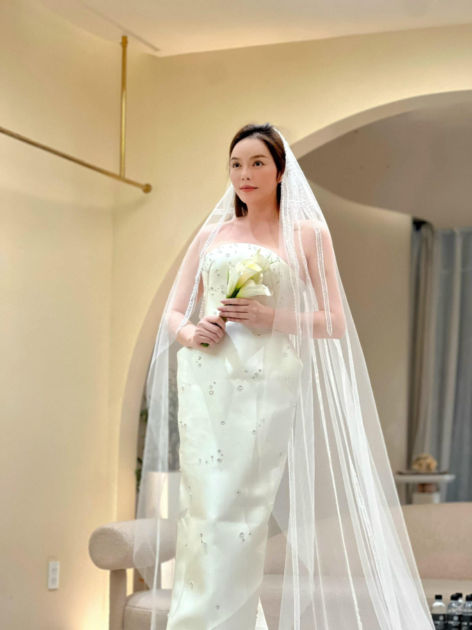 Lý Nhã Kỳ khiến netizen náo loạn khi đăng ảnh thông báo thử váy cưới  