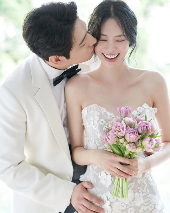 Ảnh cưới của bộ đôi Yoon Park và Kim Soo Bin được ví như hình tạp chí nhờ visual sắc sảo của cả hai. Tờ Osen còn dành lời bình luận cho cô dâu Kim Soo Bin: 