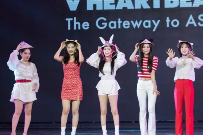 Red Velvet dễ thương bên chiếc nón lá trong một chương trình vào năm 2019 