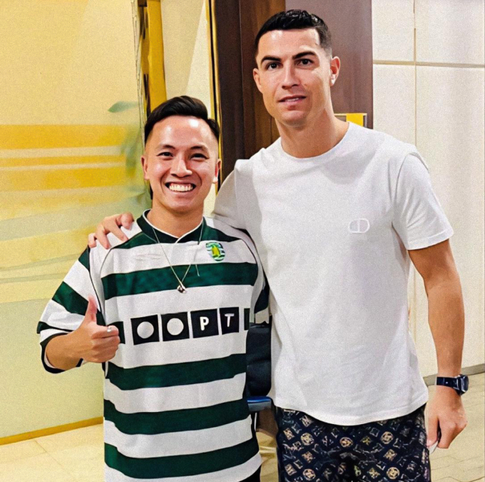 Hình ảnh Đỗ Kim Phúc chụp chung cùng Ronaldo 