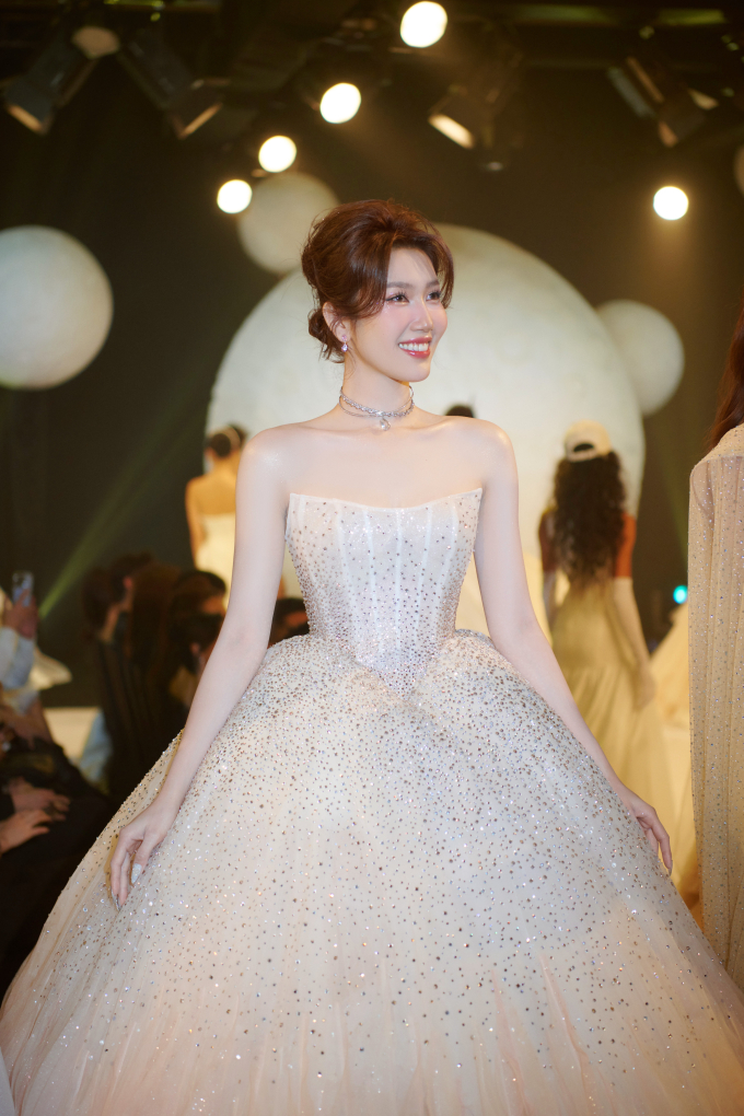 Thúy Ngân lộng lẫy khi diện váy cưới, được netizen khen ngợi hết lời