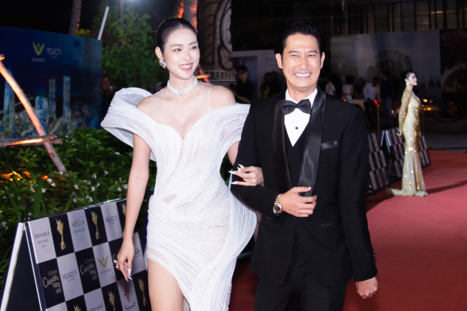 Huy Khánh và Diệp Bảo Ngọc đại diện cho bộ phim Lật Mặt 6