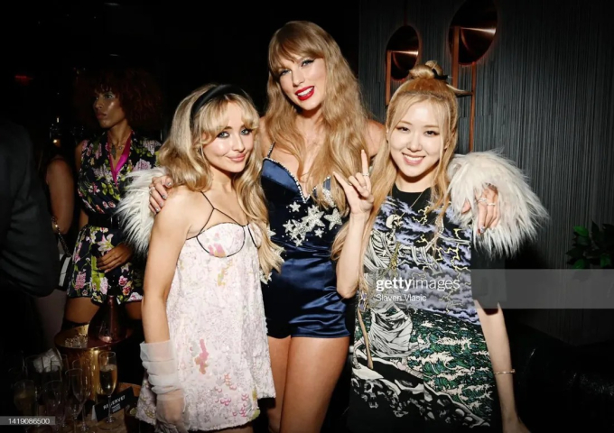 Taylor Swift và Rosé chung khung hình tại tiệc hậu VMAs 2022