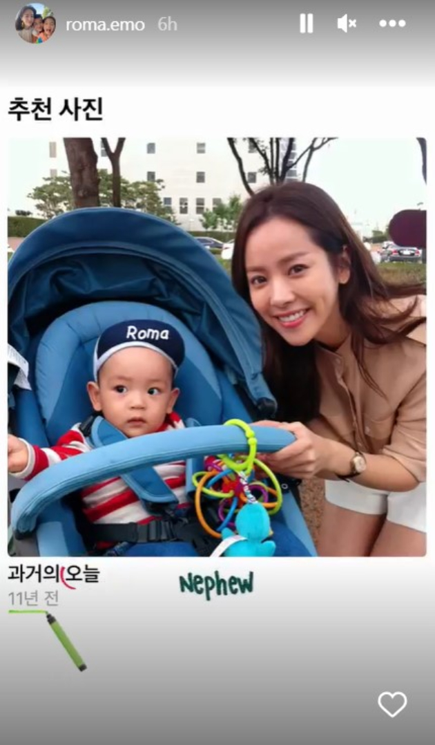 Han Ji Min yêu thương cháu trai Roma hết mực, đến tài khoản Instagram của nữ minh tinh cũng được đặt dựa theo tên cậu bé. Trên trang cá nhân, mỹ nhân sinh năm 1982 từng chia sẻ hình ảnh hiếm hoi hồi năm 1 tuổi của cháu trai, nhận về lượng tương tác khủng từ netizen