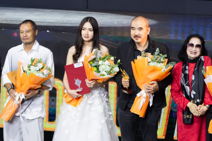 Ekip Tro tàn rực rỡ nhận giải Phim điện ảnh xuất sắc tại Cánh Diều Vàng 2023.