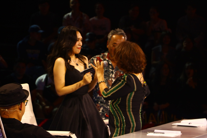Các giảm khảo Vietnam Idol ở lại theo dõi và quẩy nhiệt tình với tiết mục của Siu Black