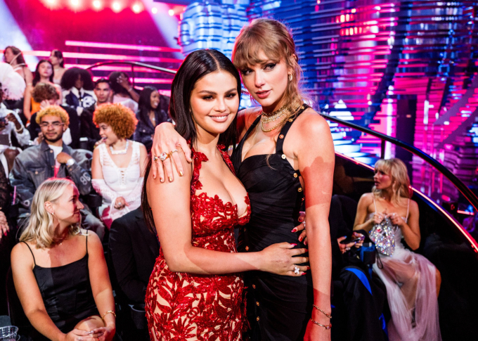 Cả 2 không thể bỏ qua cơ hội hội ngộ tại VMAs. Selena và Taylor đã thân thiết với nhau từ thời mới bước chân vào làng giải trí