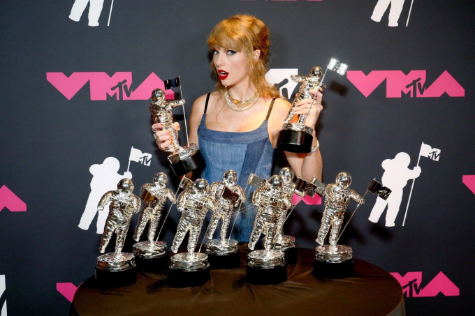Taylor Swift thắng đậm tại VMAs 2023