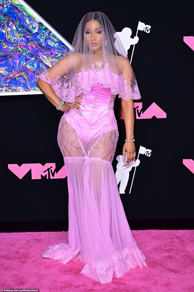 Nicki Minaj trung thành với màu hồng yêu thích, lần này cô nàng chọn trang phục ren xuyên thấu. Tuy nhiên cũng có nhiều ý kiến cho rằng trang phục của nữ rapper có phần rườm rà và 