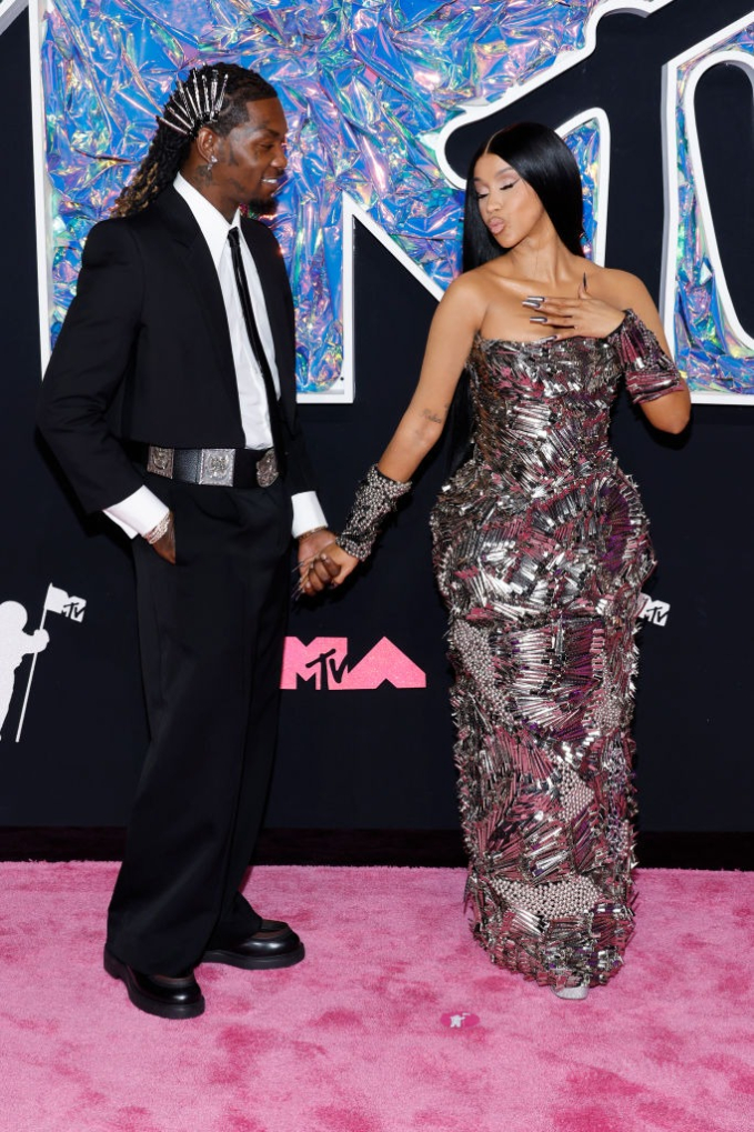 Nữ rapper đình đám Cardi B và chồng Offset tình tứ trên thảm đỏ. Bộ váy kim loại của Cardi B thu hút mọi ánh nhìn của người hâm mộ