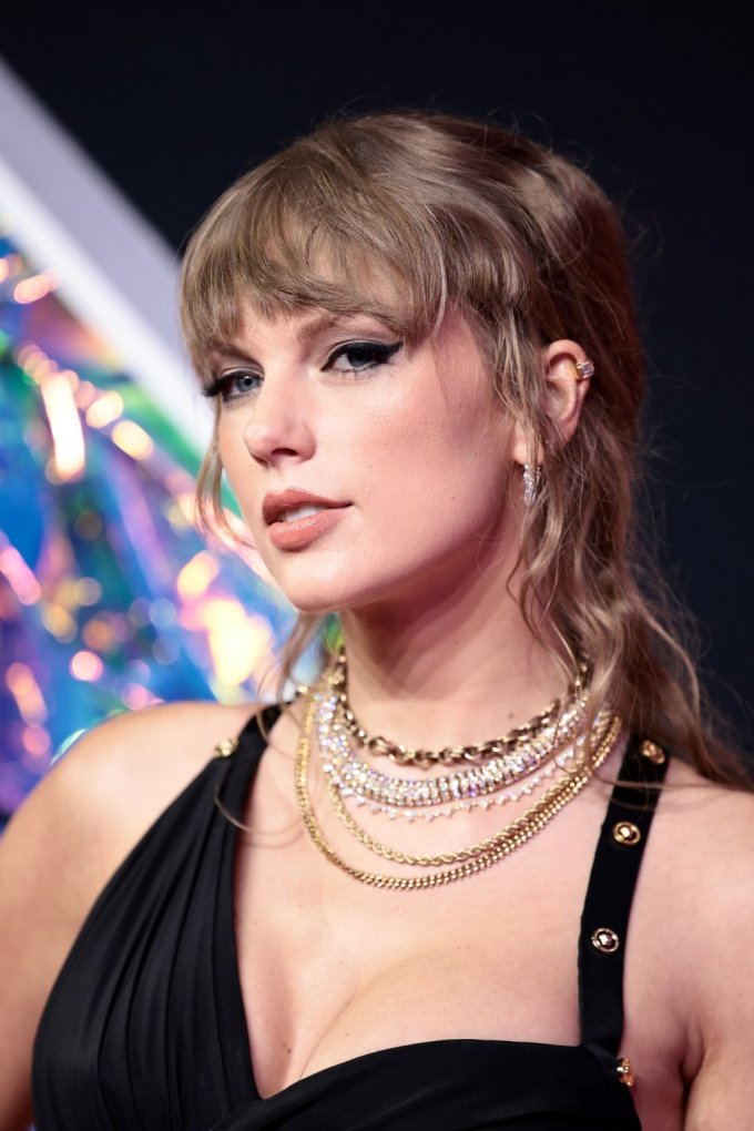 Taylor Swift ngày càng lột xác gợi cảm. Màn khoe vòng 1 lấp ló của nữ ca sĩ khiến người hâm mộ phát sốt
