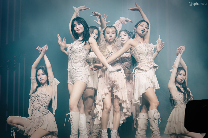  Việc hình ảnh nhóm nhạc khác viral trong concert riêng của TWICE làm các ONCE không hài lòng