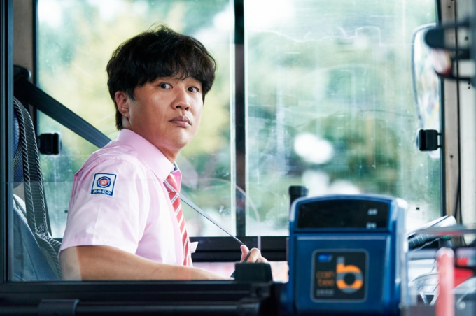 Trong phim Cha Tae Hyun vào vai một tài xế xe bus ở tuổi trung niên