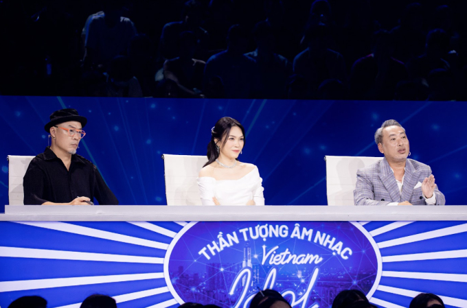 Bộ ba giám khảo Vietnam Idol trong đêm liveshow 2.