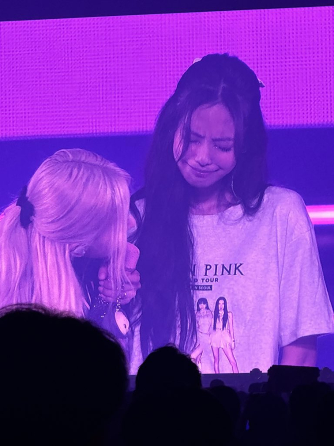 Hình ảnh Jennie xúc động trong concert 