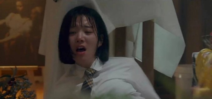 Phim Hàn có 1 nữ sinh đẹp miễn bàn, thăng hạng nhan sắc nhờ cắt tóc nhưng netizen chẳng dám mê