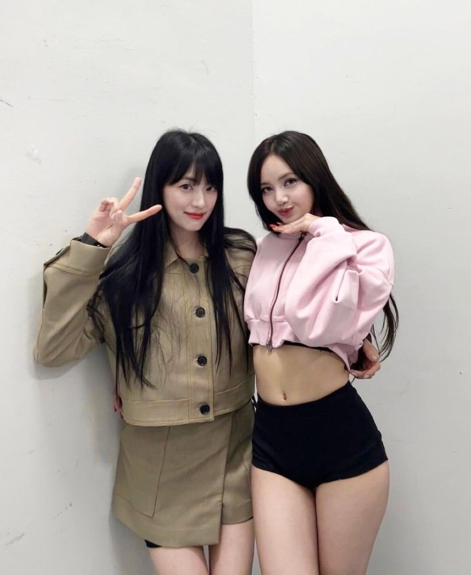 Lisa và chị gái Jisoo chụp hình lưu niệm trong hậu trường concert Born Pink vừa qua. Trước ống kính, 2 mỹ nhân mỗi người một vẻ, đều gây ấn tượng với netizen. Allkpop cho hay, 2 con của Kim Ji Yoon chính là fan ruột của em út Hắc Hường
