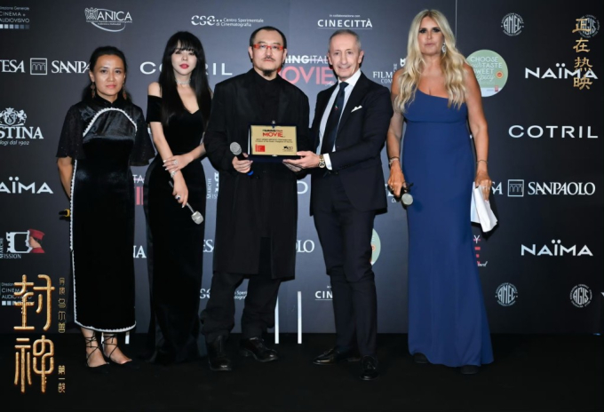 Ekip Phong thần 1 nhận giải thưởng điện ảnh tại một khách sạn ở Venice