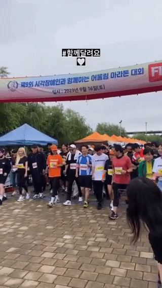 Sooyoung và Jung Kyung Ho cùng tham gia chạy marathon nhưng họ không sóng đôi bên nhau trên đường chạy. Chân dài SNSD (áo cam) xuất hiện bên bố đẻ…