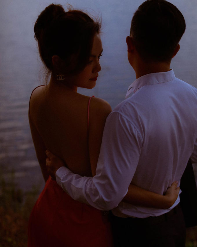 Phạm Quỳnh Anh ôm chặt người yêu trong loạt ảnh hiếm hoi được chia sẻ trên mạng xã hội 
