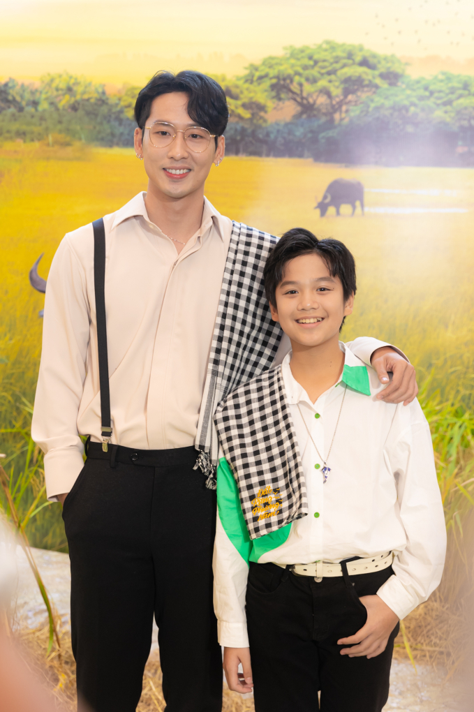 Trong phim, Tuấn Trần và bé Hạo Khang đảm nhận hai vai diễn chủ chốt