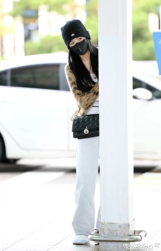 Nữ ca sĩ núp sau cây cột nhìn ngắm người hâm mộ một lúc trước khi chính thức bước bước vào sảnh sân bay. Hành động dễ thương của cô khiến netizen không khỏi thích thú