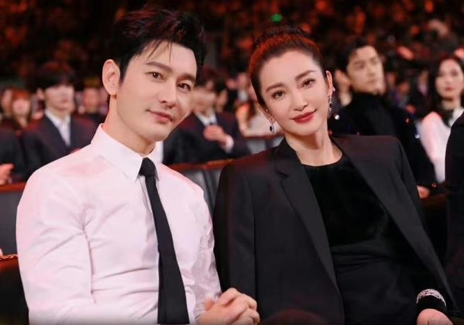 Trong khi đó, Huỳnh Hiểu Minh được xếp ngồi cạnh Lý Băng Băng. Cuộc hội ngộ của nam diễn viên và vợ cũ được xem là khoảnh khắc ngại ngùng nhất Đêm hội Weibo
