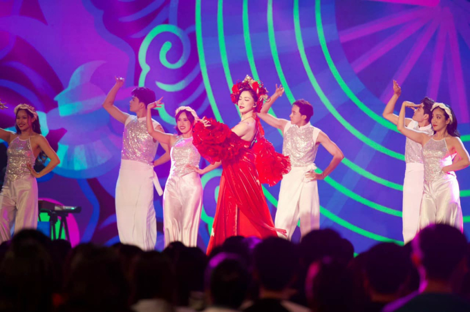Hòa Minzy trình diễn ca khúc Thị Mầu trong liveshow 3, phù hợp với chủ đề Nét dân gian