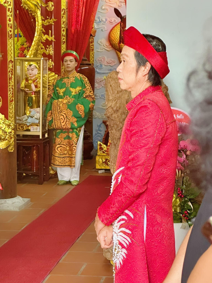 NS Hoài Linh diện áo dài đỏ trong ngày thực hiện các nghi thức trước thềm lễ giổ Tổ sân khấu 