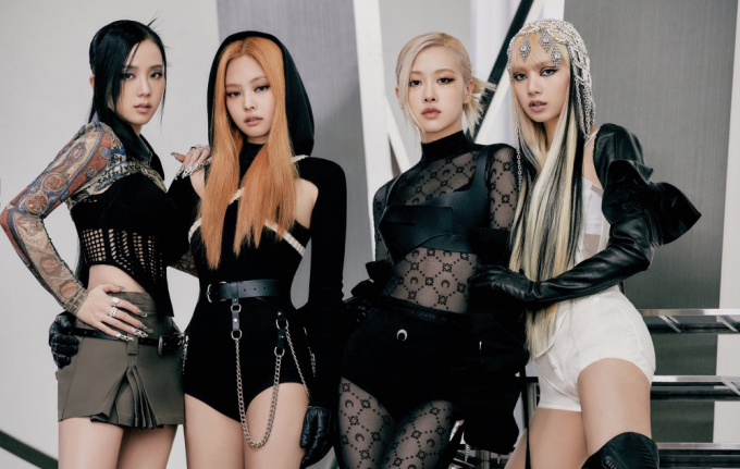 Thông tin hợp đồng của BLACKPINK liên tục chiếm sóng truyền thông và mạng xã hội trong thời gian qua. Vào hôm 21/9, truyền thông Hàn Quốc đưa tin Rosé quyết định tái ký trong khi 3 thành viên còn lại tìm bến đỗ mới. Nhưng phía YG đã lập tức lên tiếng phủ nhận