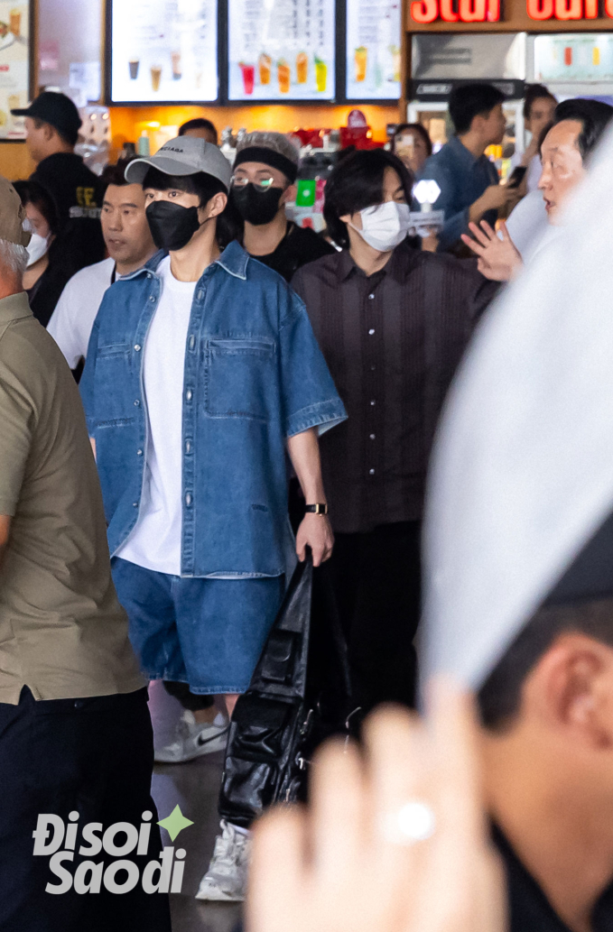 Trưởng nhóm Suho vô cùng thân thiện, không ngừng vẫy tay chào hỏi EXO-L có mặt tại sân bay. Mái tóc lãng tử của anh nhận được nhiều lời khen ngợi từ người hâm mộ
