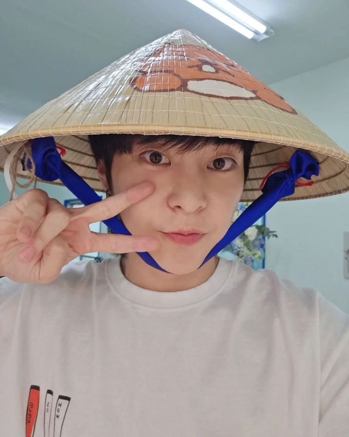 Xiumin thích thú tạo dáng đáng yêu cùng chiếc nón lá. Dù là anh cả EXO và đã 33 tuổi nhưng nam idol vẫn trẻ trung, 