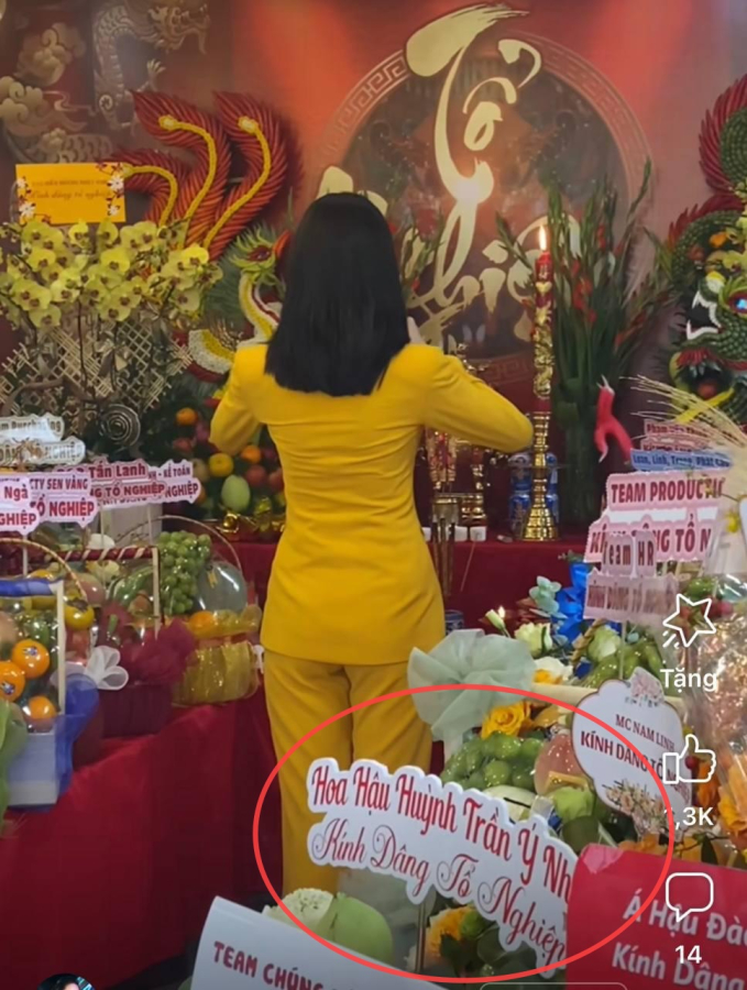 Trong clip do Hoa hậu Thanh Thuỷ chia sẻ, cư dân mạng phát hiện giỏ hoa của Hoa hậu Ý Nhi được bày trí trang trọng ở 1 góc bên cạnh của Á hậu Đào Hiền  