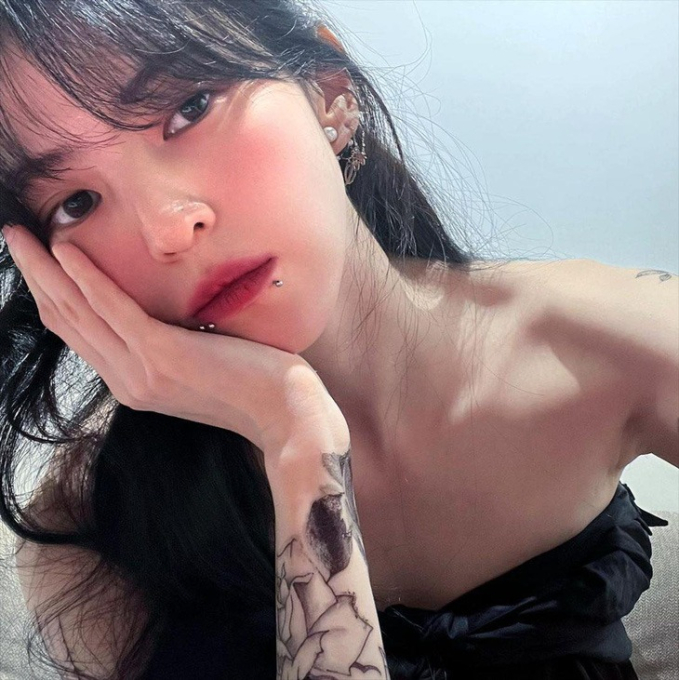 Hình ảnh Han So Hee xỏ khuyên môi và má đã làm náo loạn mạng xã hội