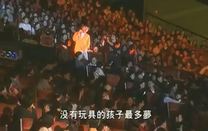 Các hàng ghế concert đều được lấp đầy trong concert được đề cập trong tin đồn, không có hàng ghế trống.