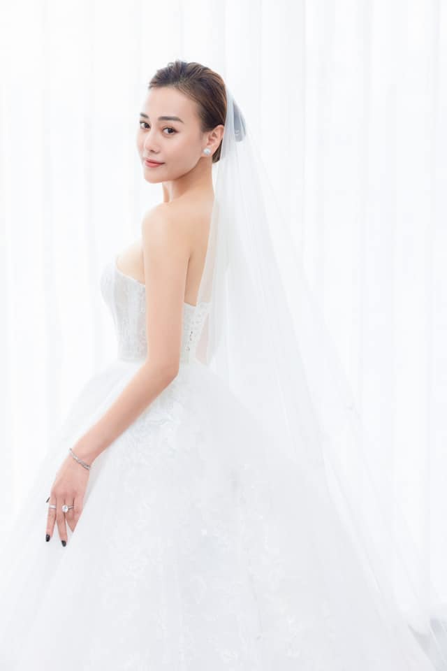 Cách đây ít hôm, Phương Oanh đã đi thử váy cưới 