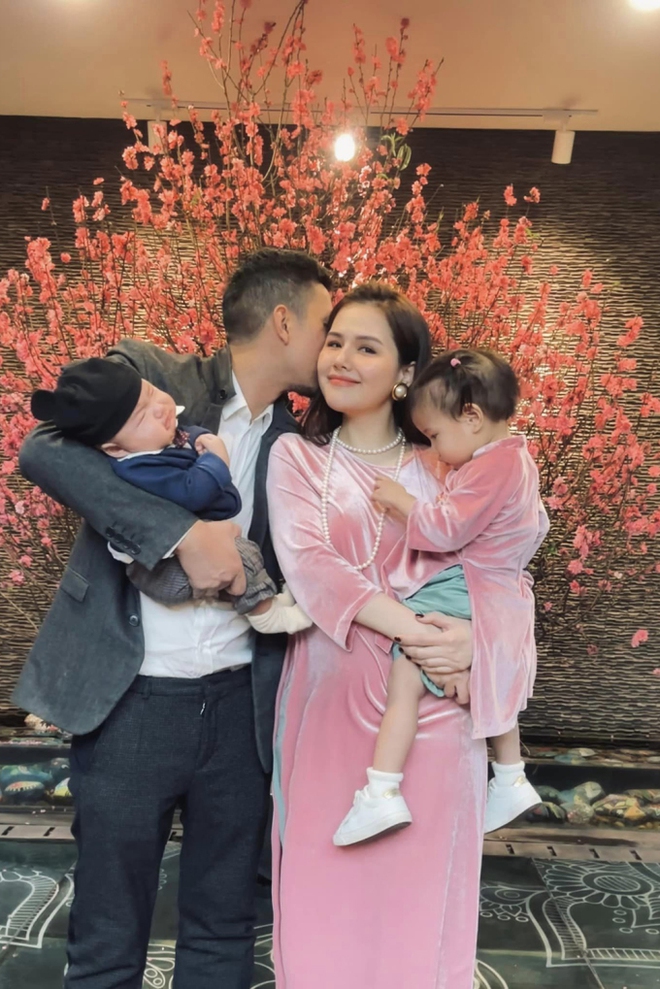 Sau 3 năm đám cưới, Phanh Lee và chồng doanh nhân đã có 2 nhóc tỳ là bé Sochu và bé Sake 