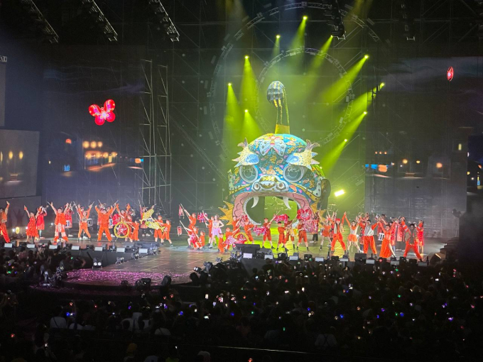 Hoàng Thuỳ Linh mở màn Vietnamese Concert hoành tráng: dựng cây đa và đầu sư tử khổng lồ, Wren Evans xuất hiện!