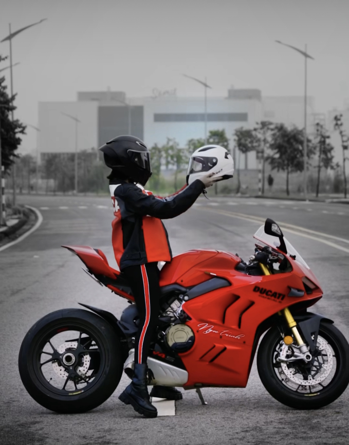 Gần đây, Ngọc Trinh thường xuyên đăng clip chạy xe moto lên các nền tảng mạng xã hội 