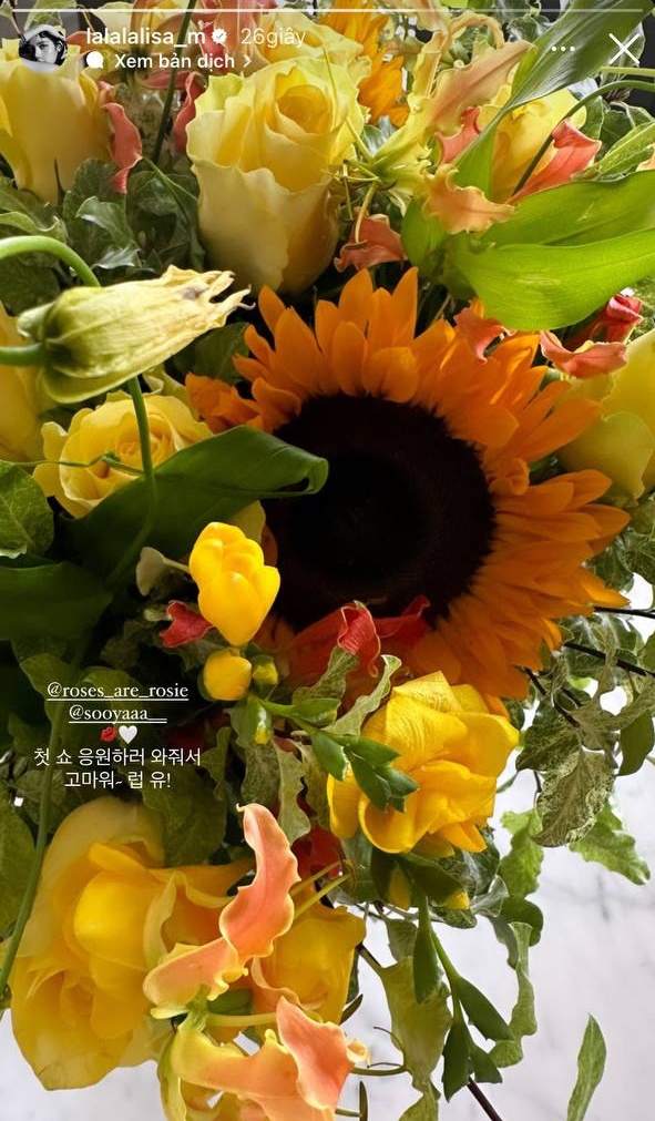 Lisa khoe bó hoa màu vàng và không quên gửi lời cảm ơn Jisoo - Rosé