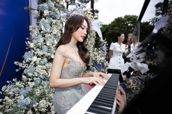 Mai Phương được bà Phạm Kim Dung tặng chiếc piano trong ngày sinh nhật