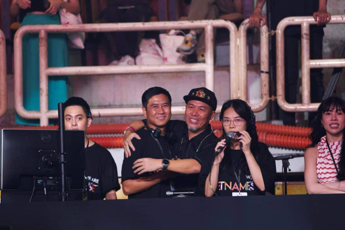 NS Huy Tuấn cũng đã đăng tải hình ảnh ôm chầm lấy NS Hồ Hoài Anh trong lúc anh đang đảm nhiệm vai trò tổng đạo diễn tại Vietnamese Concert.