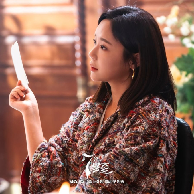 Mỹ nhân Hàn vẫn xinh đẹp bất chấp tạo hình tơi tả, netizen khen hết lời bộ sưu tập váy áo trên phim