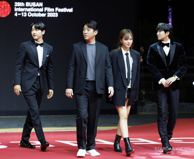 Song Joong Ki xuất hiện trên thảm đỏ LHP Busan cùng bạn diễn trong phim Hwaran là Kim Sang Hoon, Hong Sa Bin và Kim Hyung Seo (BIBI)