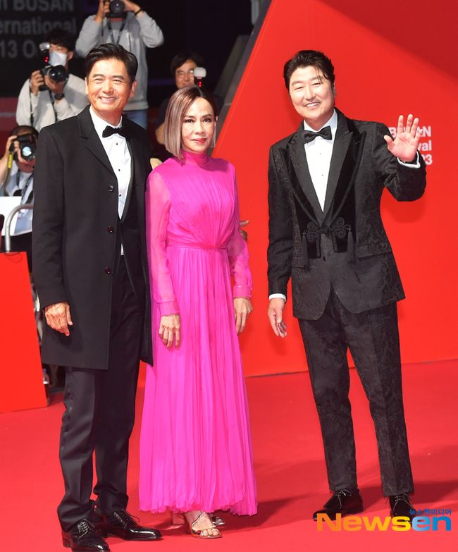 Tài tử Châu Nhuận Phát cùng bà xã Trần Oải Liên xuất hiện trên thảm đỏ cùng đại diện chủ nhà - tài tử Song Kang Ho
