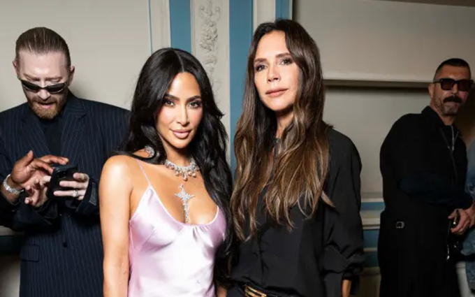 Kim Kardashian là khách mời danh dự trong show thời trang của Victoria Beckham nhưng đến muộn gần 1 tiếng.