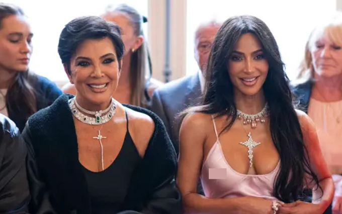 Kim Kardashian bị chỉ trích khi đến sự kiện muộn 50 phút, cả dàn sao quyền lực bất bình vì phải ngồi chờ