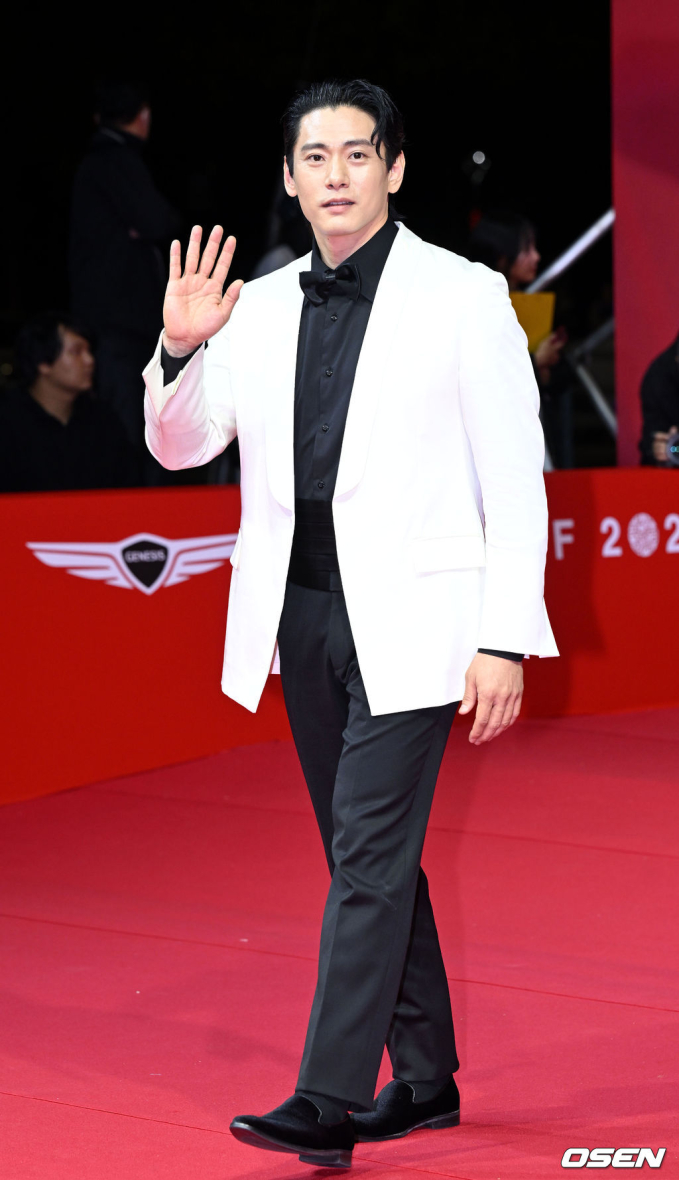 Nam diễn viên người Đức gốc Hàn Teo Yoo phong độ, cuốn hút ở tuổi 42